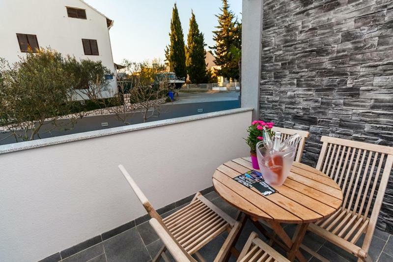 Apartmani Pocco Locco Биоград-на-Мору Экстерьер фото